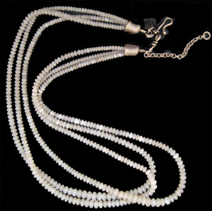  	  Three strand white natural mother of pearl